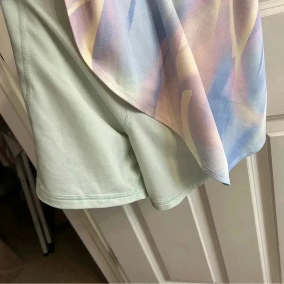 Athletic dress size xxl/18. Pastel. Barely worn… but does have 3 tiny stains. - Picture 5 of 13
